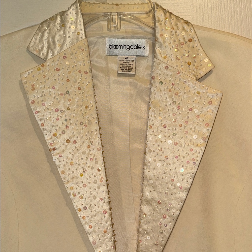 Bloomingdale’s cream sequin tuxedo, coat, jacket, size 4P🩷NWT